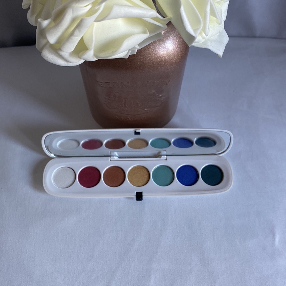 Marc Jacob’s eye shadow palette with case and mini applicator